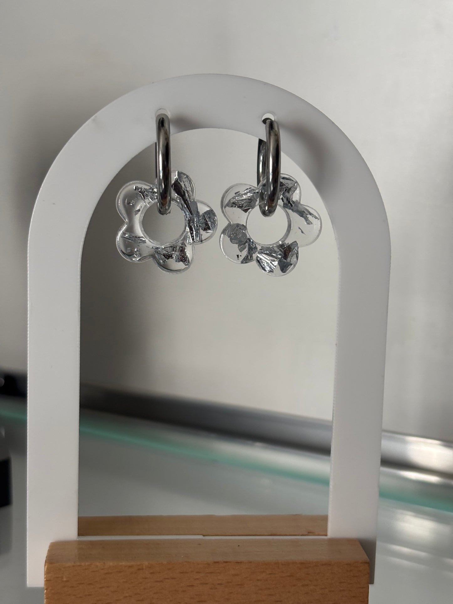 Boucles transparentes et argentées