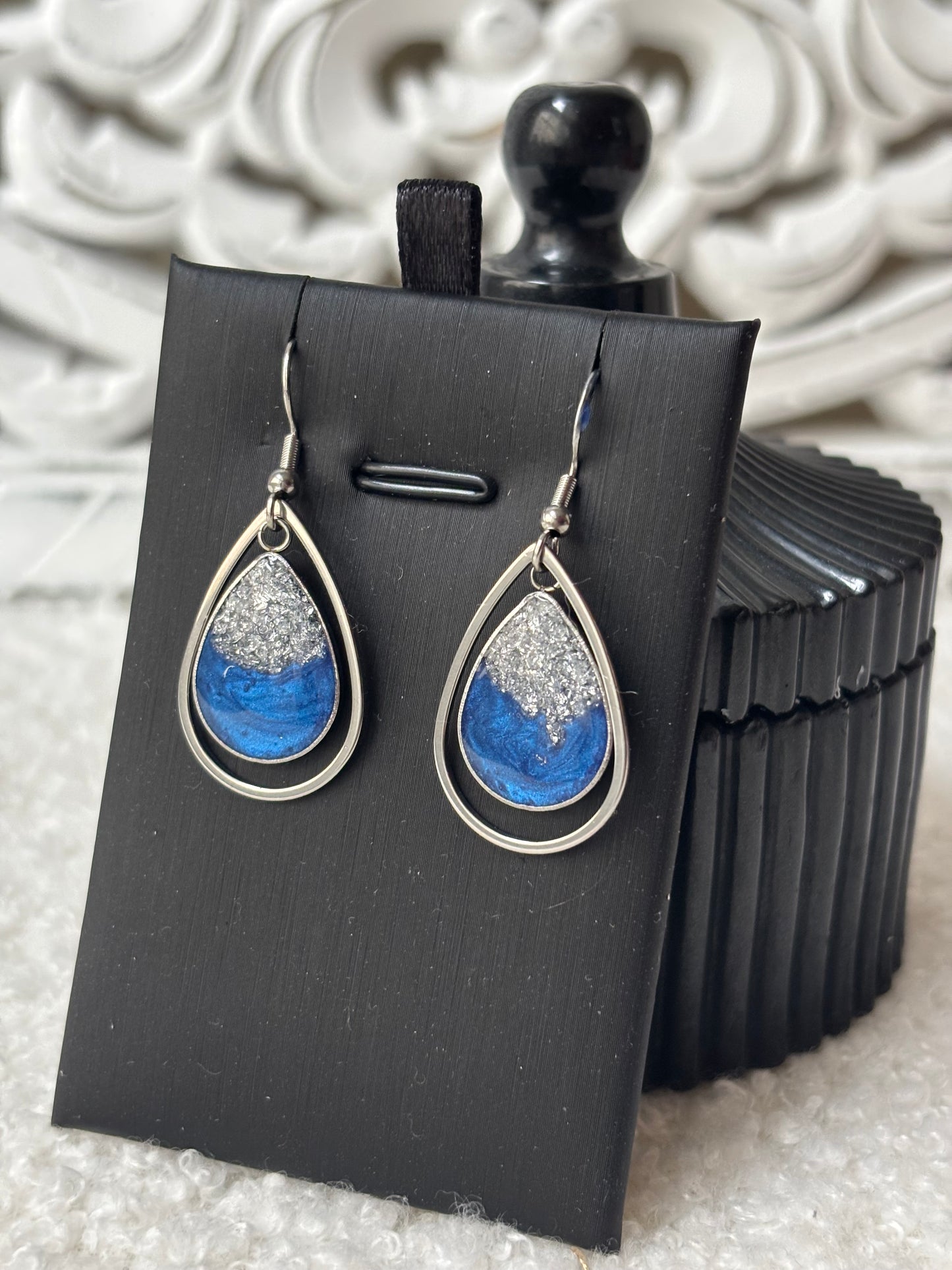 Boucles d’oreilles goutte bleu roi et argenté