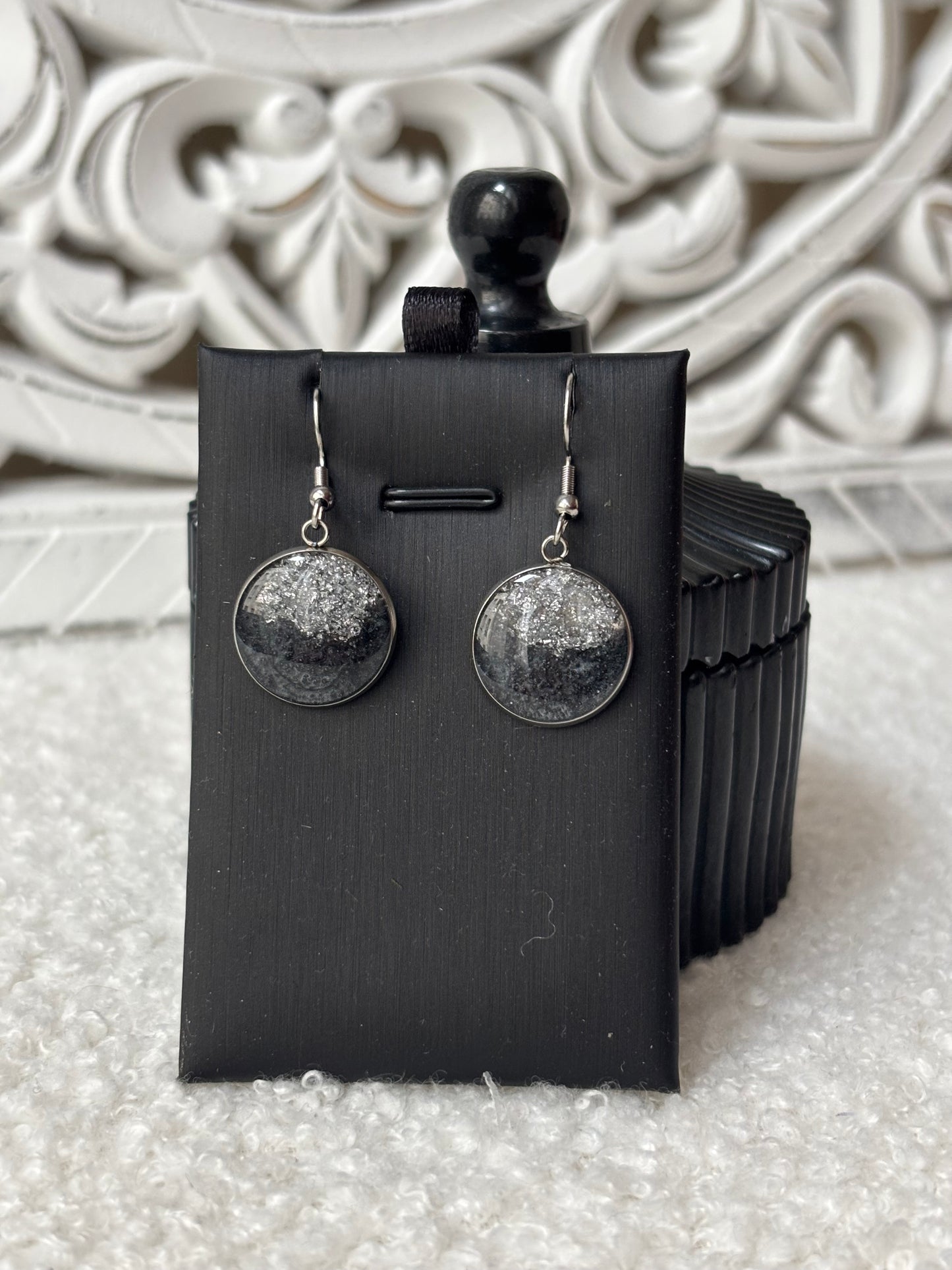 Boucles d’oreilles noires et argentées