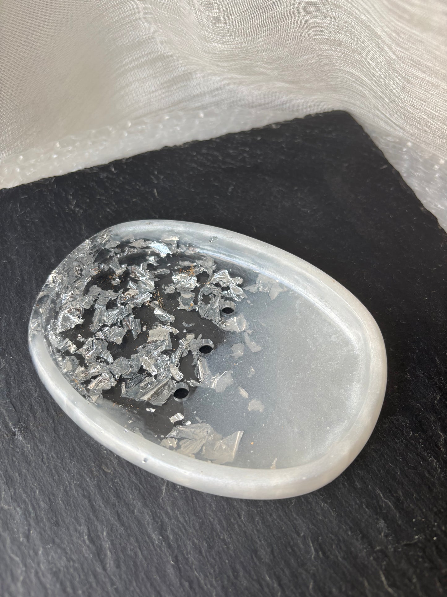 Porte savon blanc et feuilles d’argent