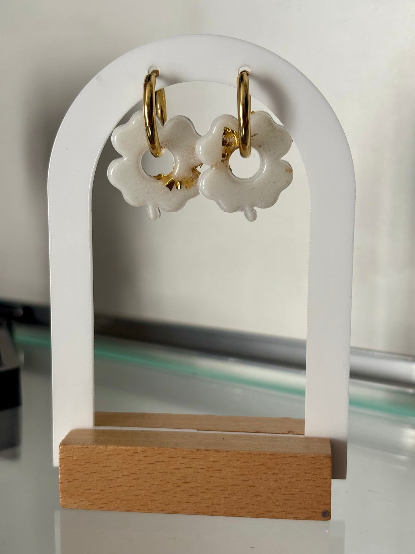 Boucles d’oreilles trèfles 4 feuilles blanches et gold
