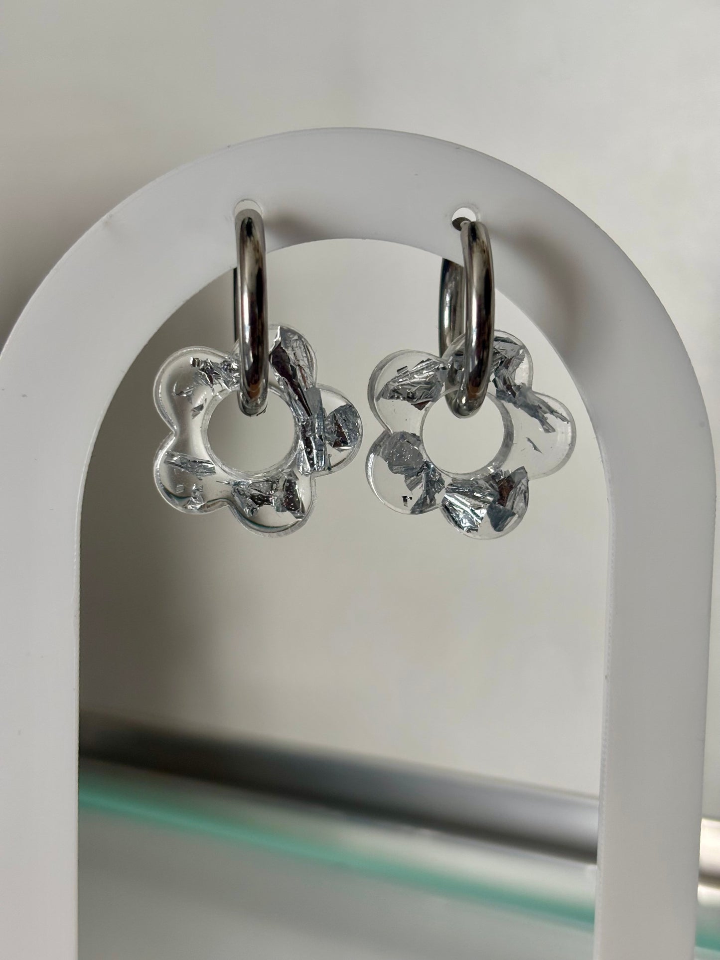 Boucles transparentes et argentées