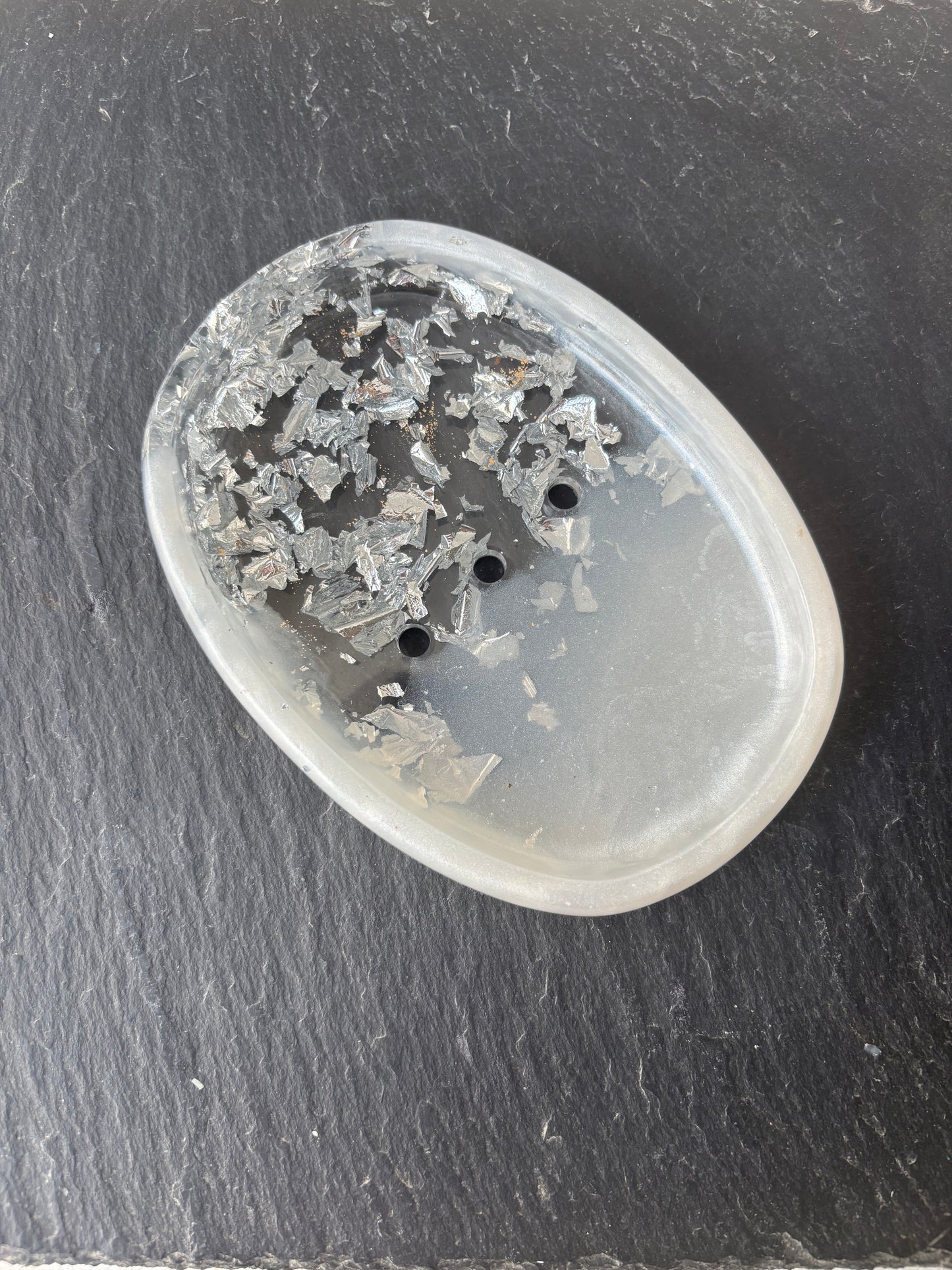 Porte savon blanc et feuilles d’argent