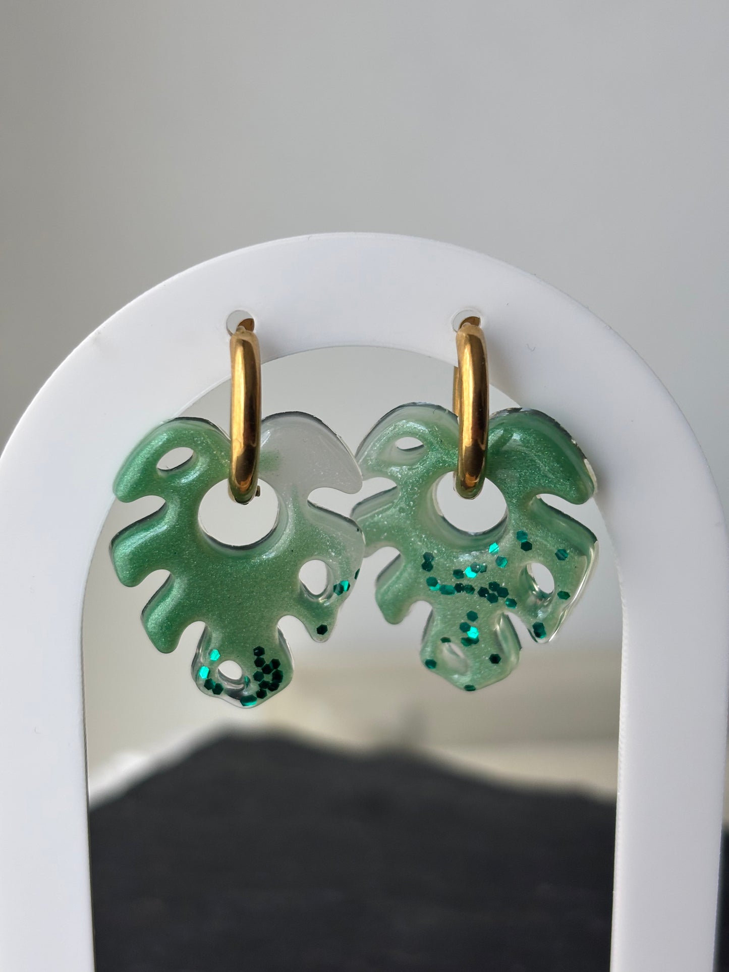 Boucles d’oreilles tropicales Vertes blanches paillettes