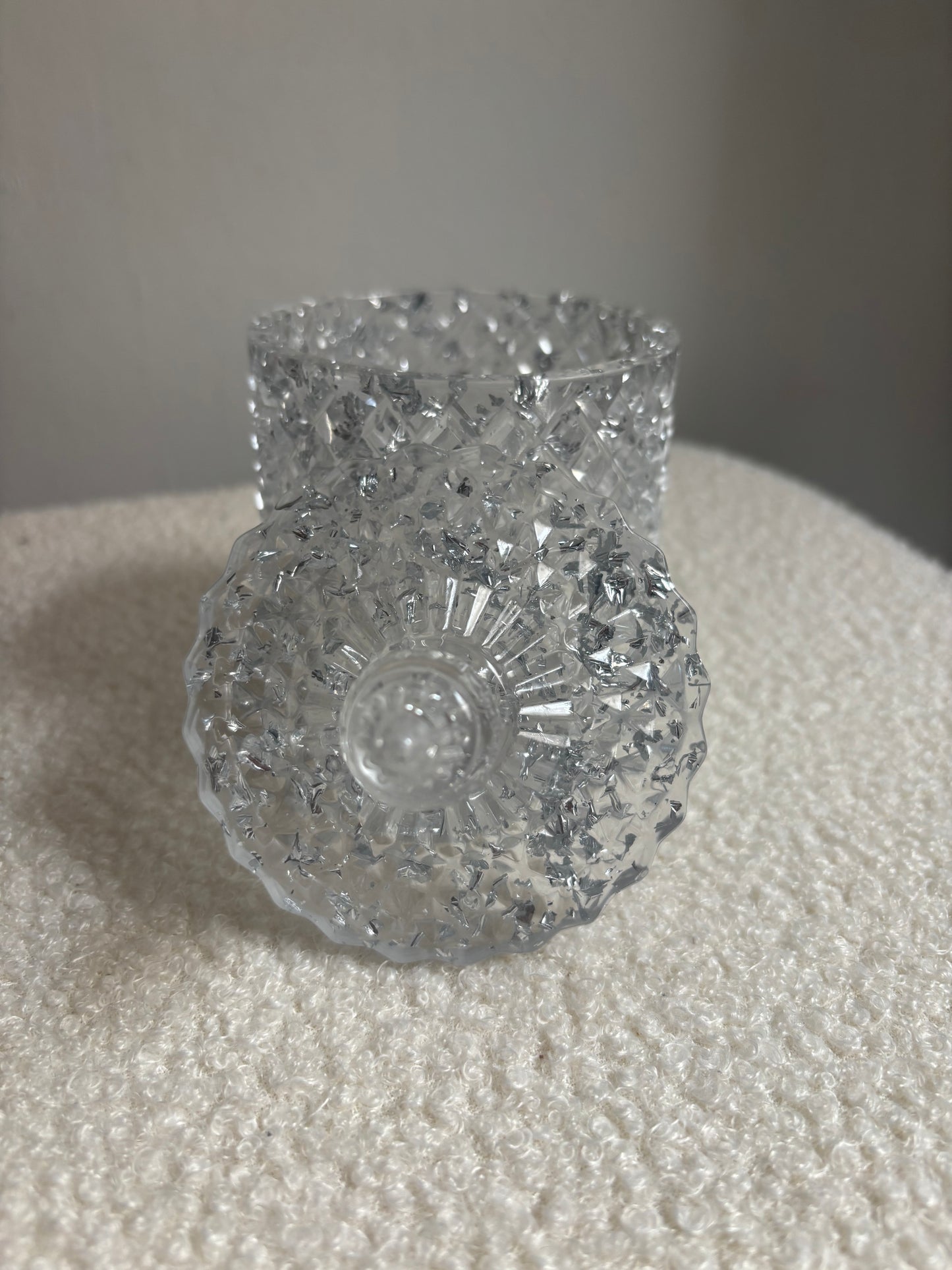 Pot Léontine transparent feuilles argentées