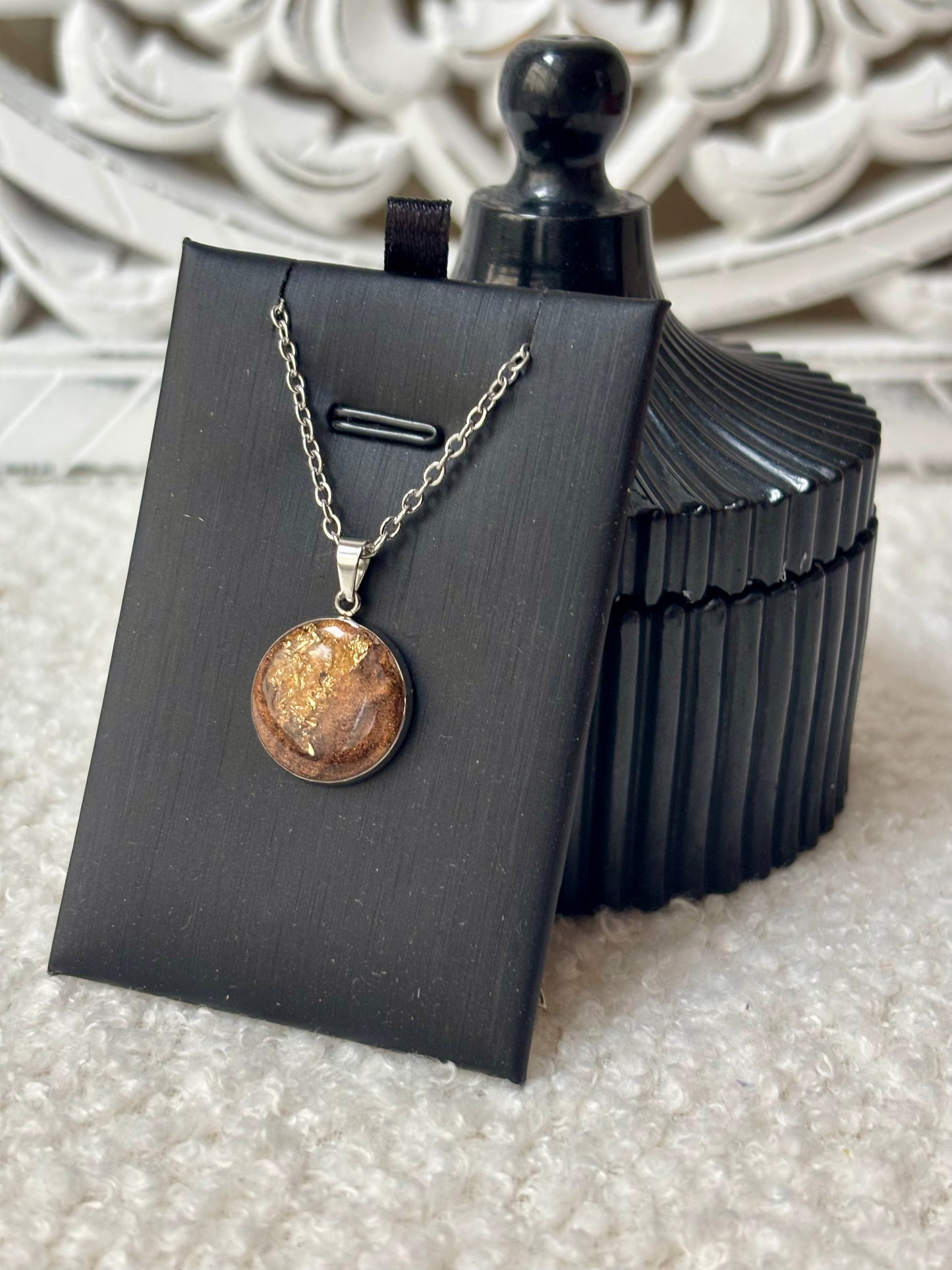 Collier marron et or