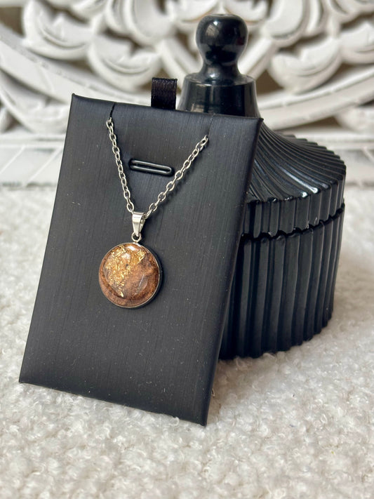 Collier marron et or