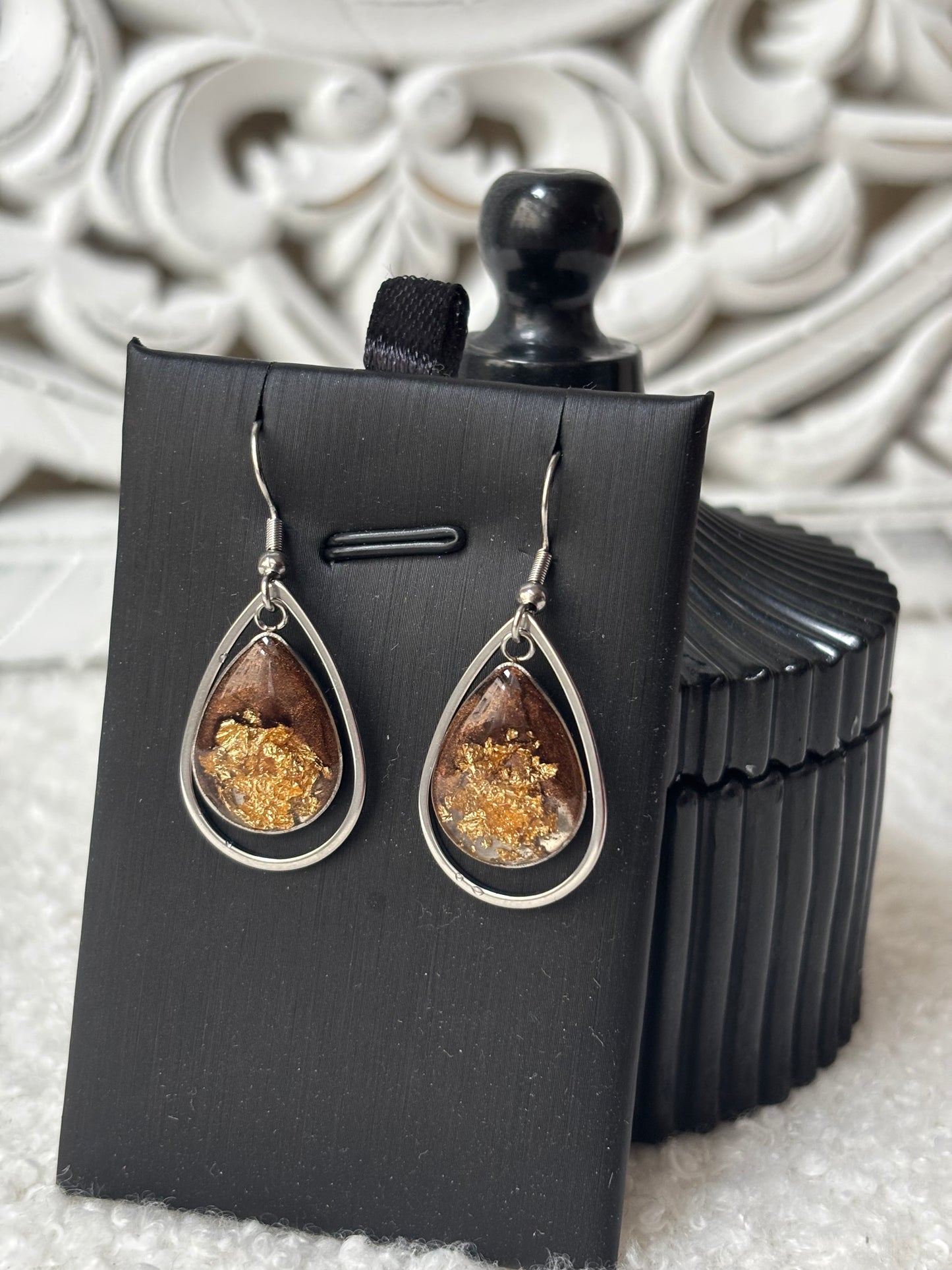 Boucles d’oreilles gouttes d’eau marrons et or