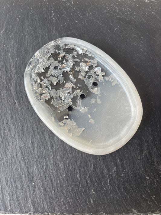 Porte savon blanc et feuilles d’argent