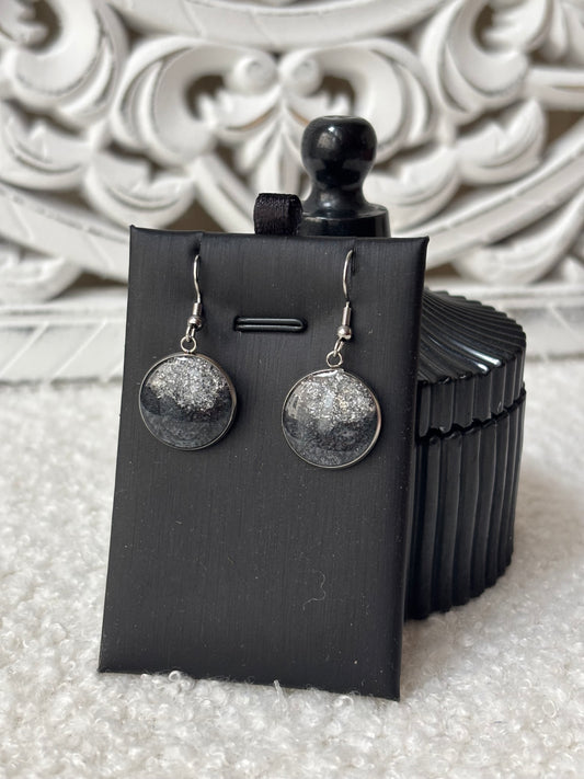 Boucles d’oreilles noires et argentées