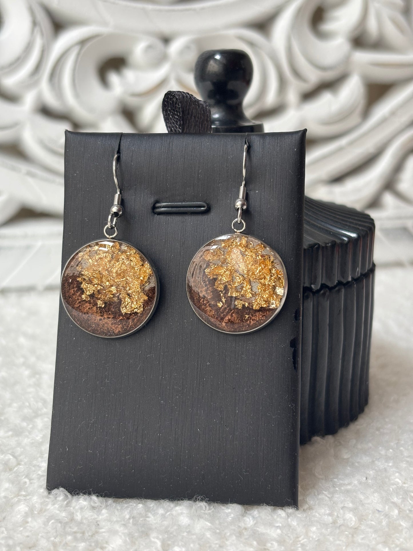 Boucles d’oreilles marrons et or