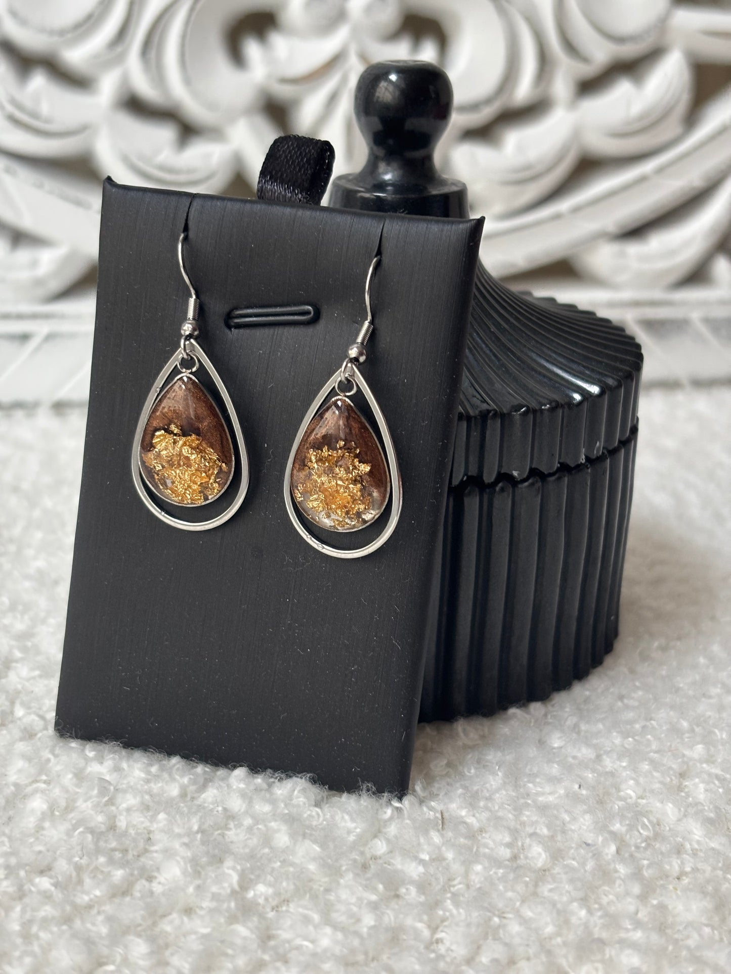 Boucles d’oreilles gouttes d’eau marrons et or