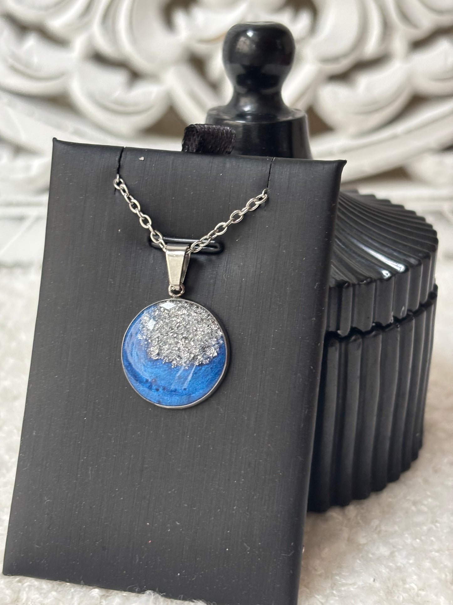 Collier bleu roi et argenté