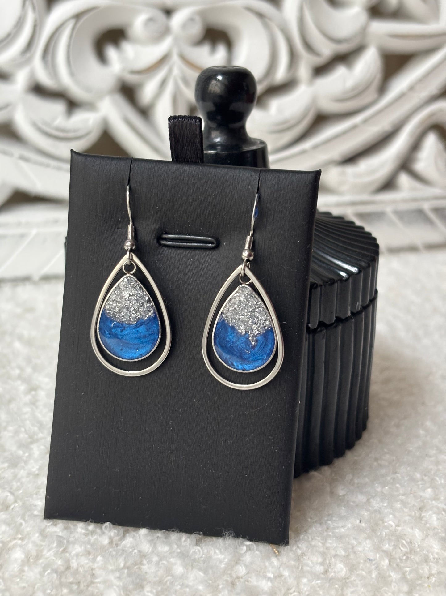 Boucles d’oreilles goutte bleu roi et argenté