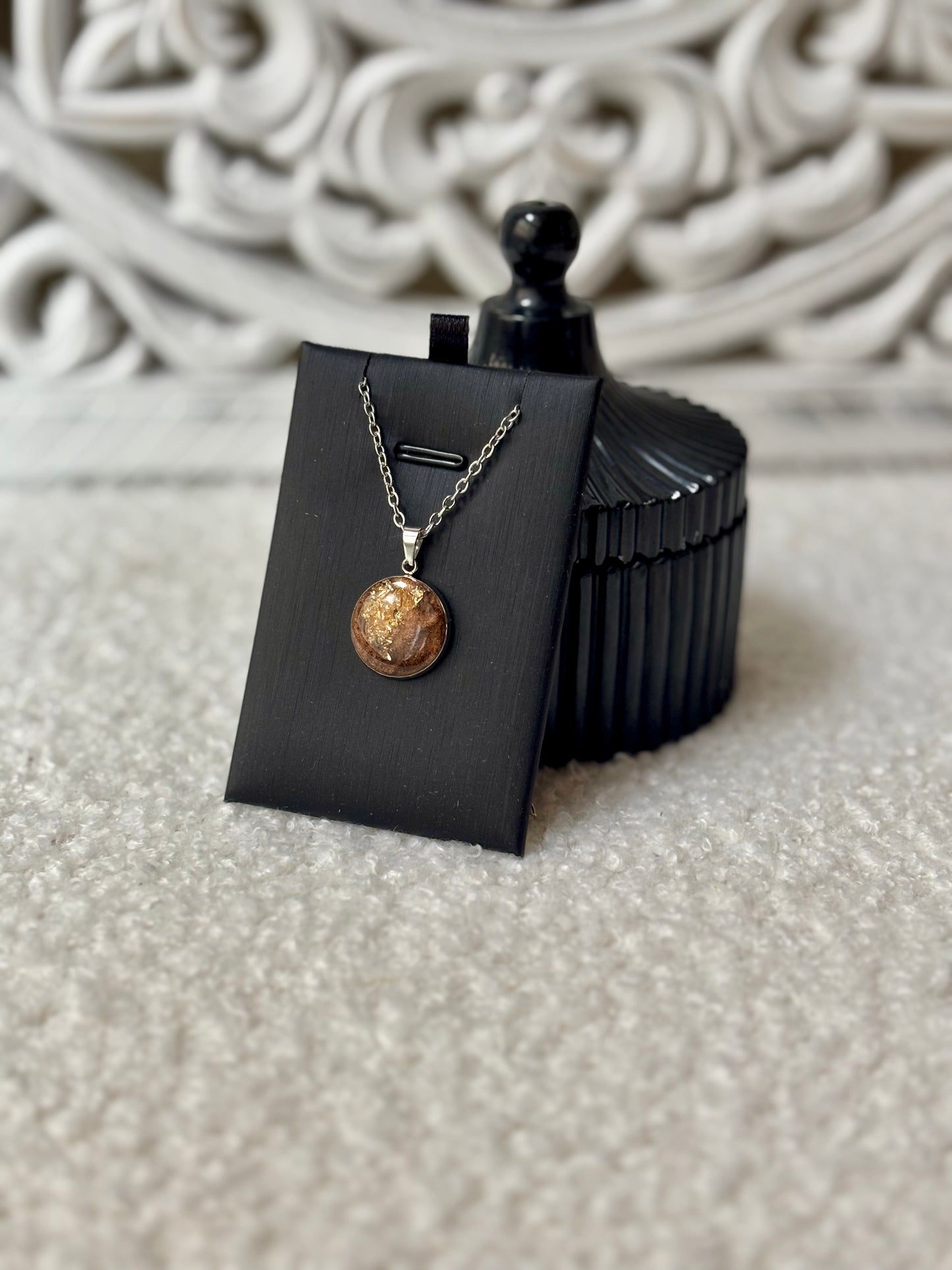 Collier marron et or