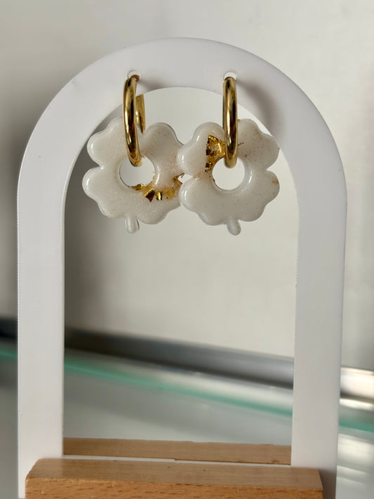 Boucles d’oreilles trèfles 4 feuilles blanches et gold