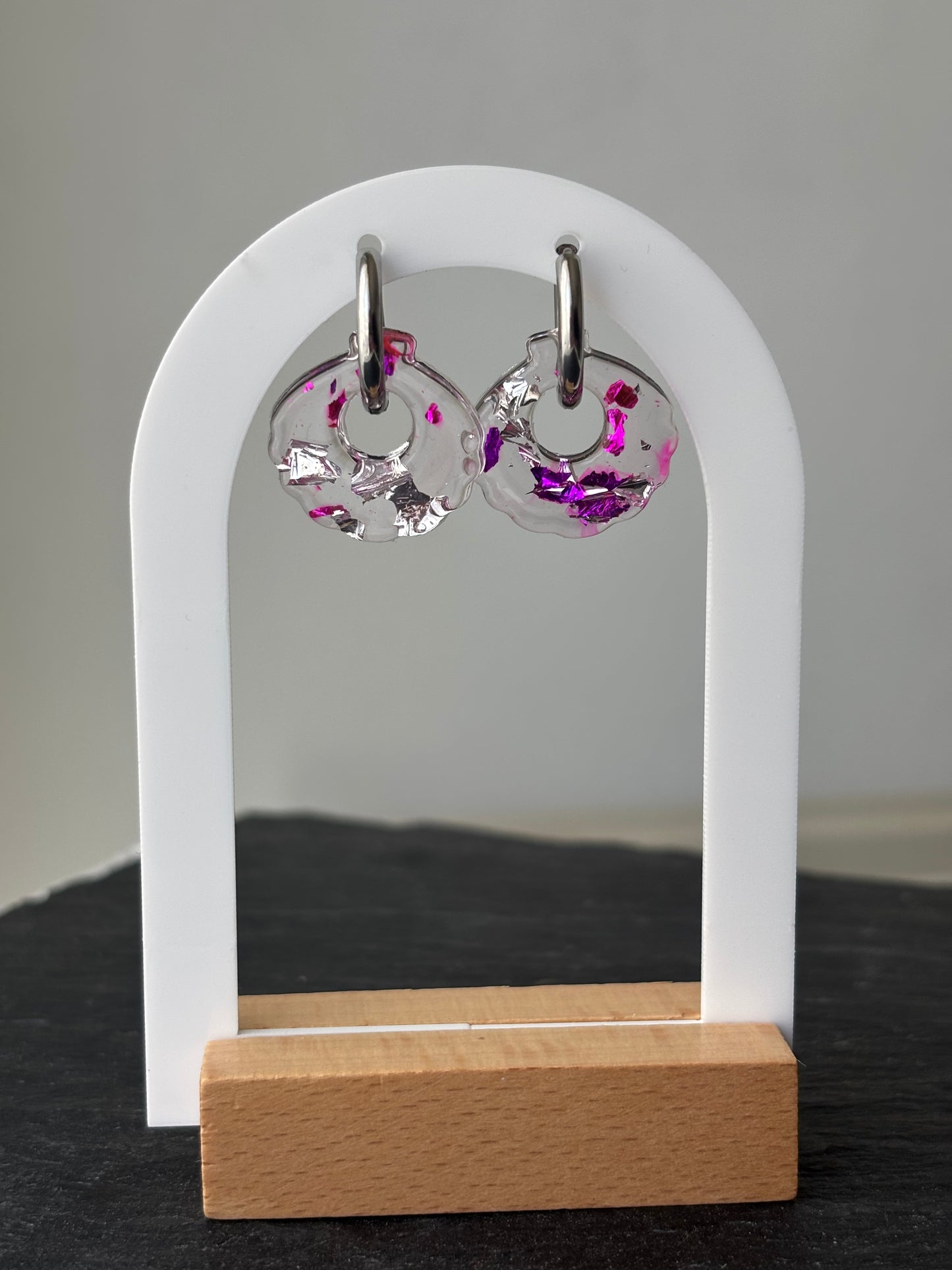 Boucles coquillages roses et violettes