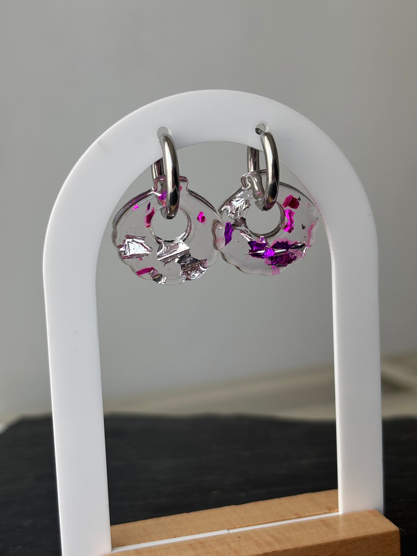 Boucles coquillages roses et violettes