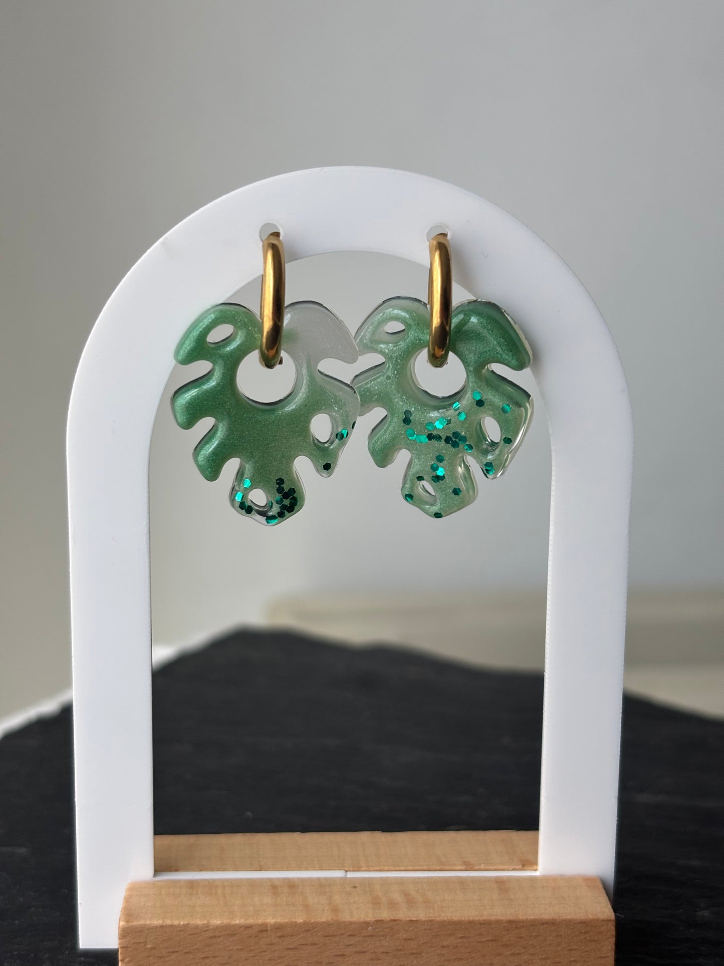 Boucles d’oreilles tropicales Vertes blanches paillettes