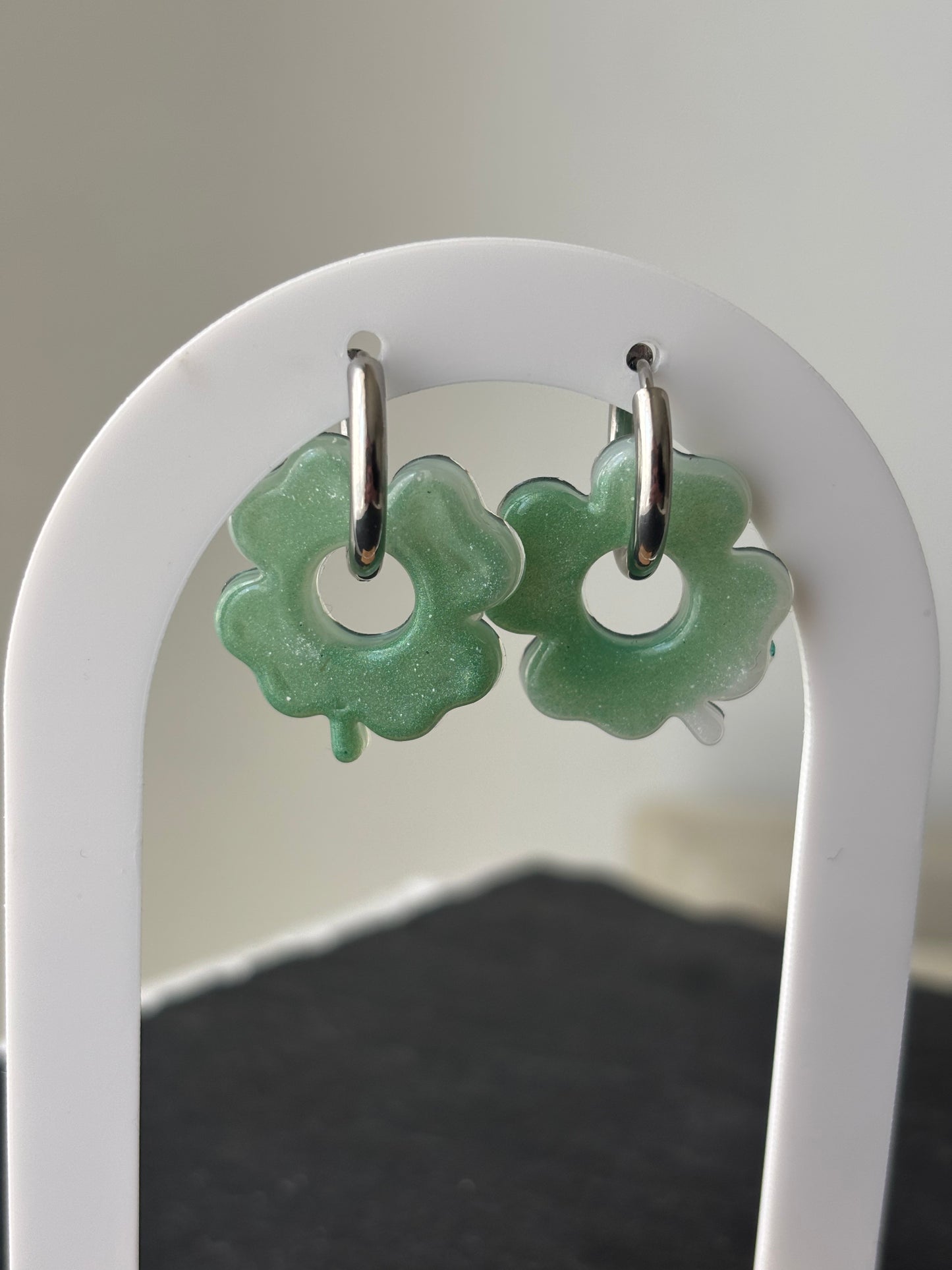 Boucles d’oreilles trèfles à 4 feuilles vertes et blanches