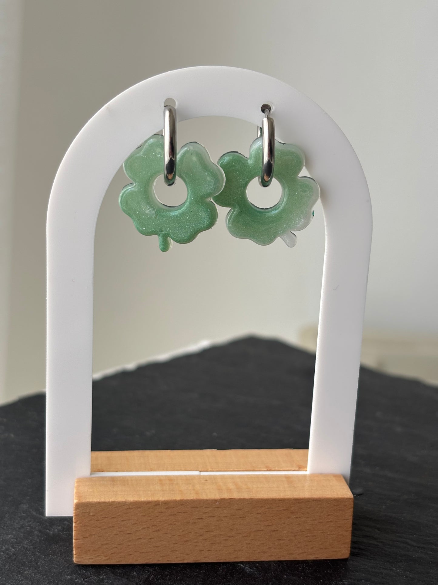 Boucles d’oreilles trèfles à 4 feuilles vertes et blanches