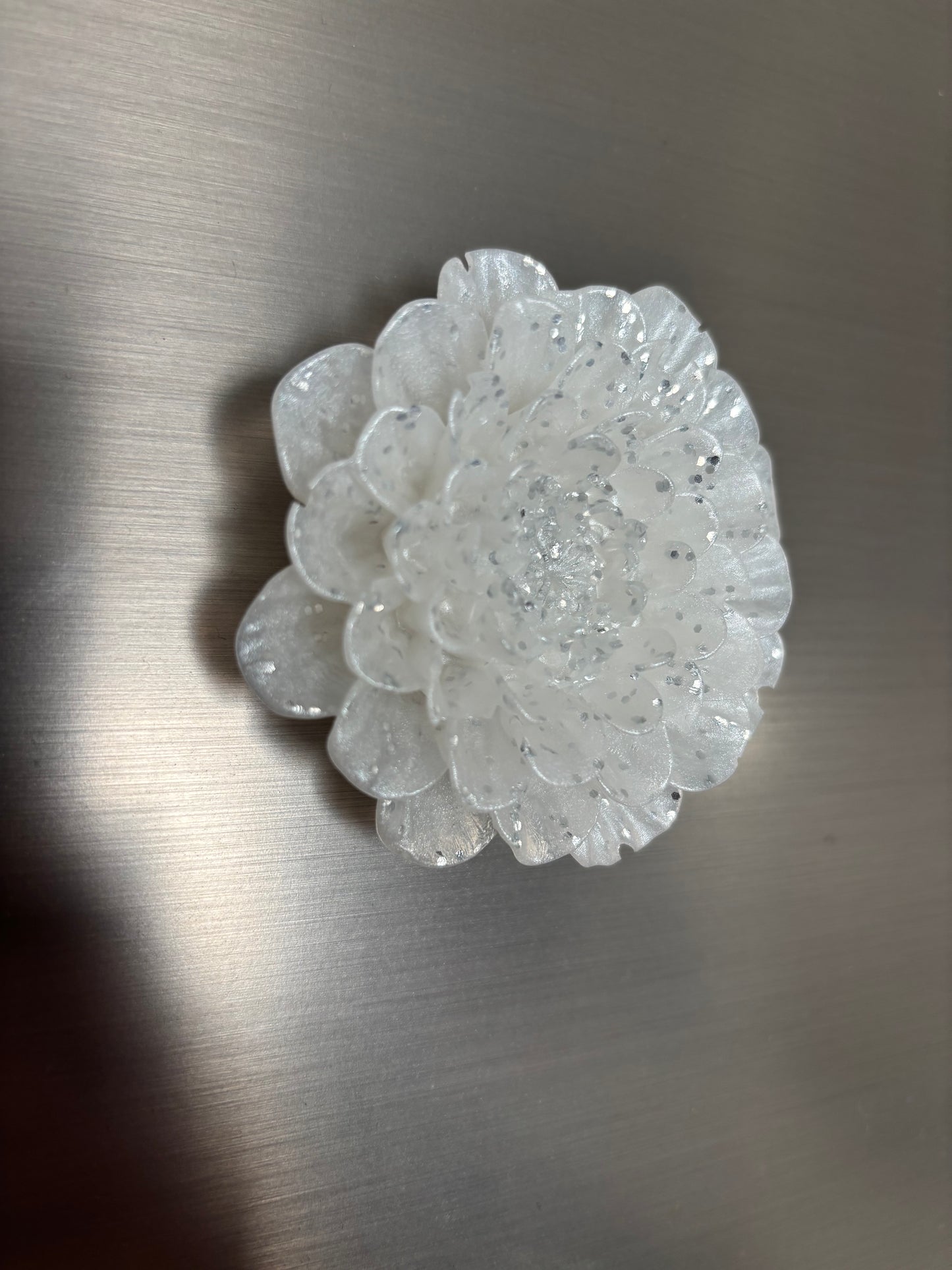Pivoine blanche paillettes argentées magnet
