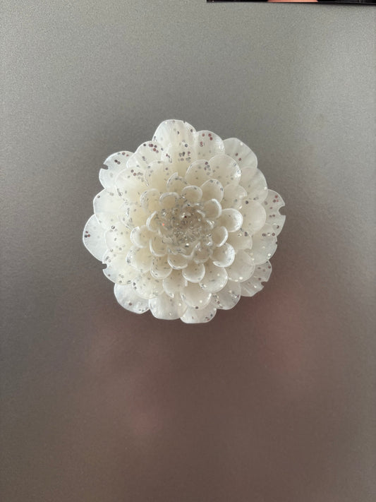 Pivoine blanche paillettes argentées magnet